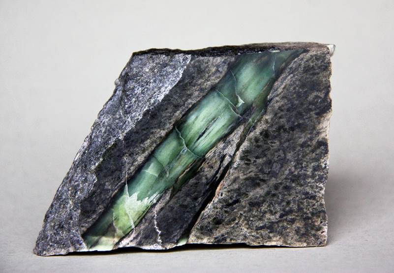 Edelserpentin,Hochgrssen, Steiermark, Anschliff 11 x 7,5 cm